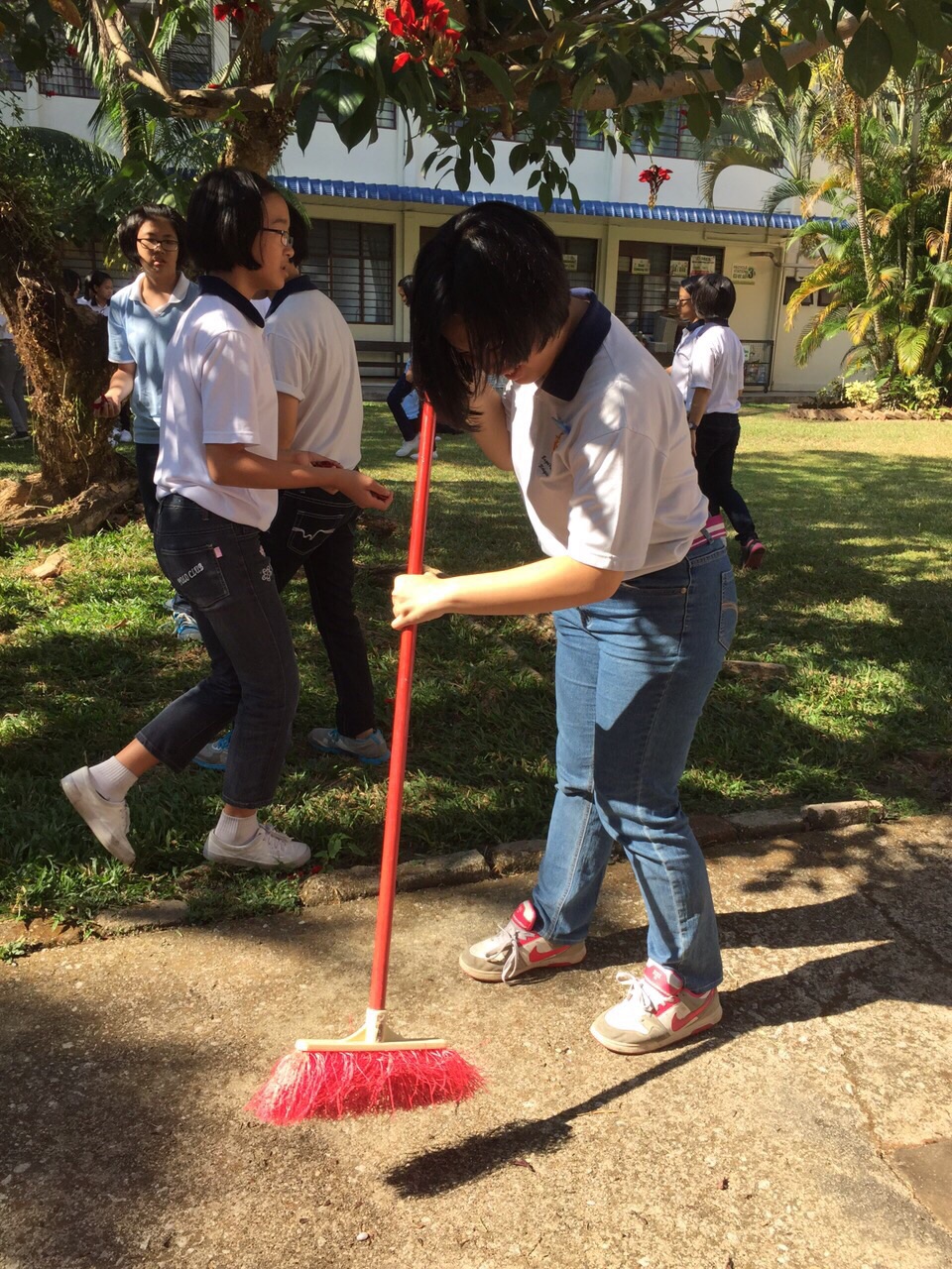 Lastly after meeting, we have a gotong-royong session. AJKs who are in charge of this assigned duties for members to clean the area designated for Boys' Brigade. 