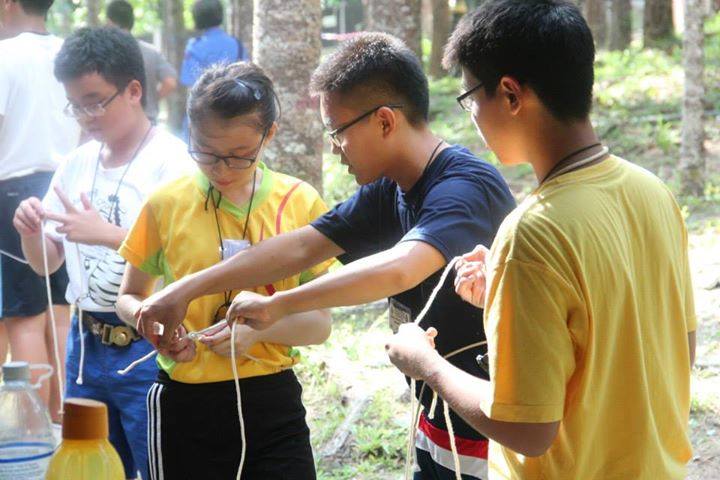 Members were taking camper tests (Knots). One of the helper were guiding our member what is the right way to tie the knot.