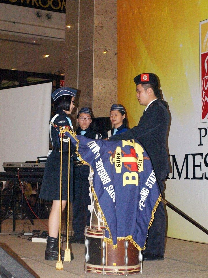Hong Qi Jun receiving her President Badge Award. 